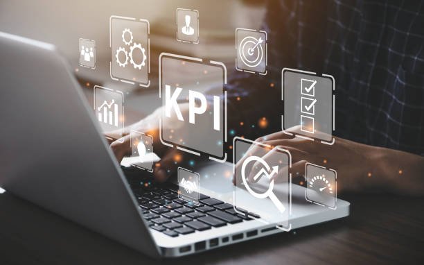 Revisar KPIs trimestralmente garante foco, alinhamento estratégico e melhorias contínuas para alcançar melhores resultados no seu negócio.