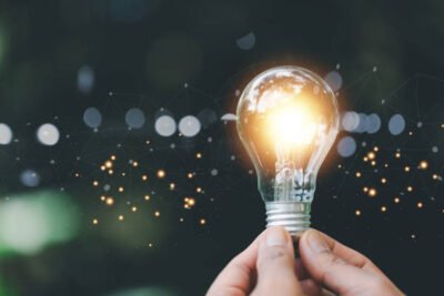 Descubra como implementar uma cultura de inovação em empresas tradicionais, estimulando criatividade, adaptação e vantagem competitiva.