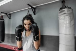 Mulheres lideram interesse por lutas esportivas no país: 62% querem iniciar, continuar ou retomar a prática em 2026