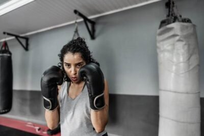Mulheres lideram interesse por lutas esportivas no país: 62% querem iniciar, continuar ou retomar a prática em 2026